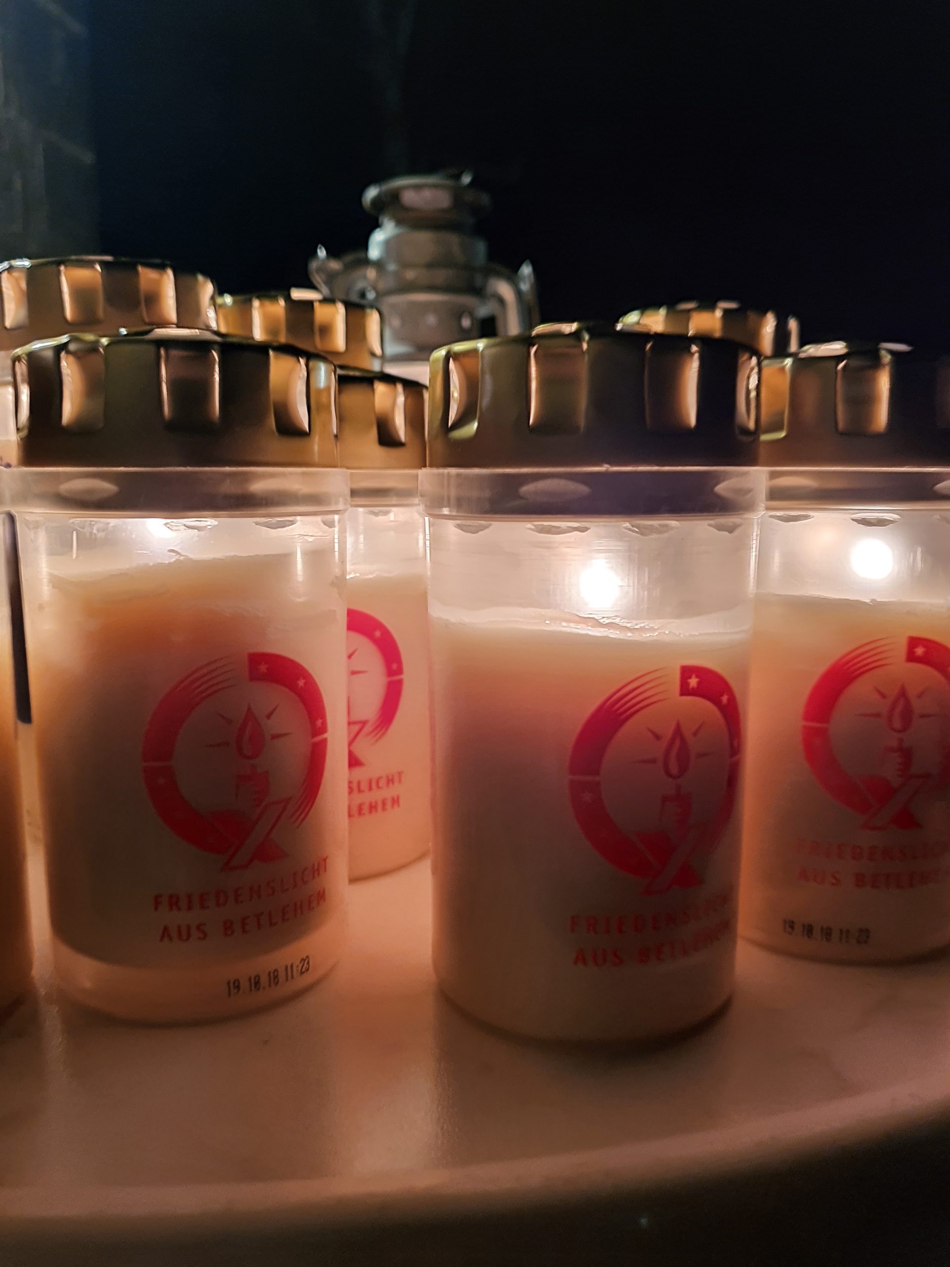 Schneeglöckchen vor der Gadenstedter Kirche