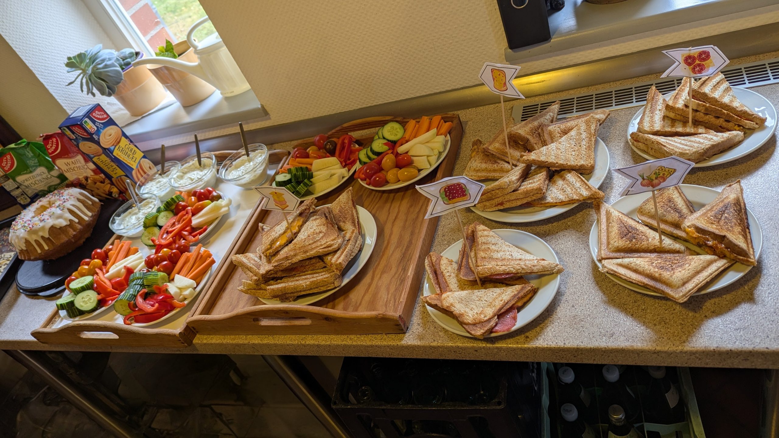 Ein Tisch mit Essen als Buffet angerichtet.