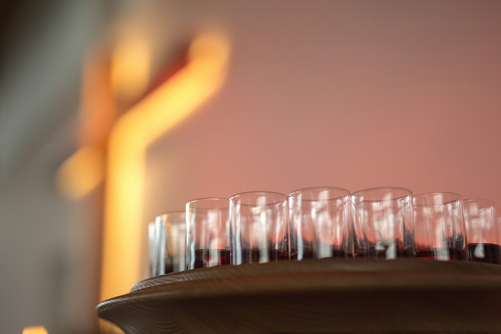 Schneeglöckchen vor der Gadenstedter Kirche